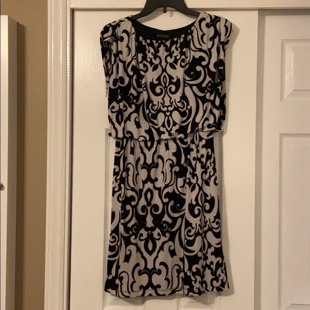 Pretty dress! Black and white design.